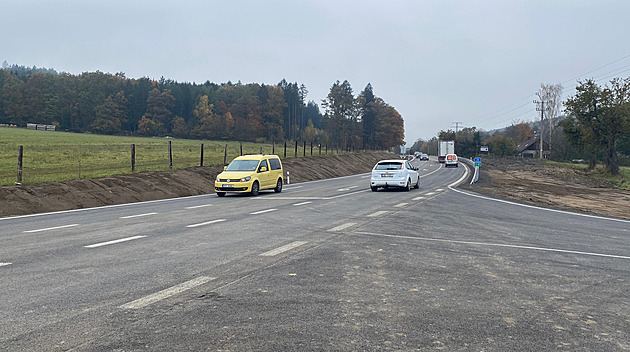 Nebezpečné místo u Nepomuku zmizelo. Křižovatka je širší, přibyl odbočovací pruh