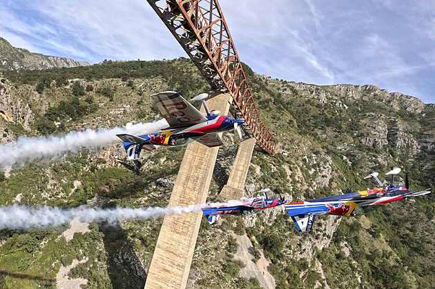 První na světě! Čeští piloti předvedli skupinový přemet kolem mostu