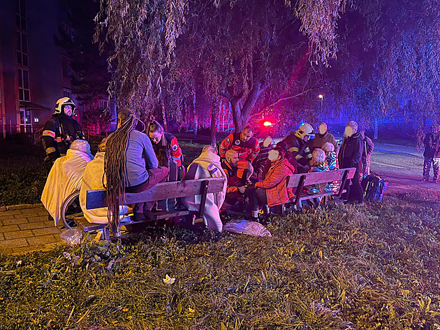 V Olomouci hořel pečovatelský dům. Hasiči vyvedli 20 seniorů v dýchacích maskách