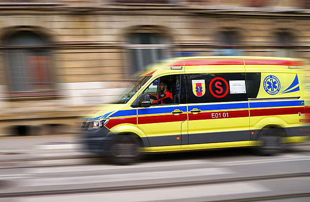 Autobus na Plzeňsku narazil do stodoly a zbořil ji. Dva lidé se zranili