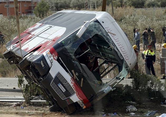 Při nehodě autobusu v Mexiku zemřely nejméně dvě desítky lidí, další se zranili