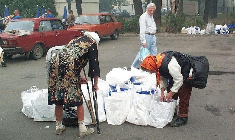 Výroba se soustřeďuje na válku, takže civilní sektor ruské ekonomiky stagnuje nebo je v recesi