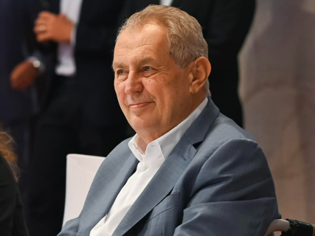 Zeman odmítl účast na předávání státních vyznamenání