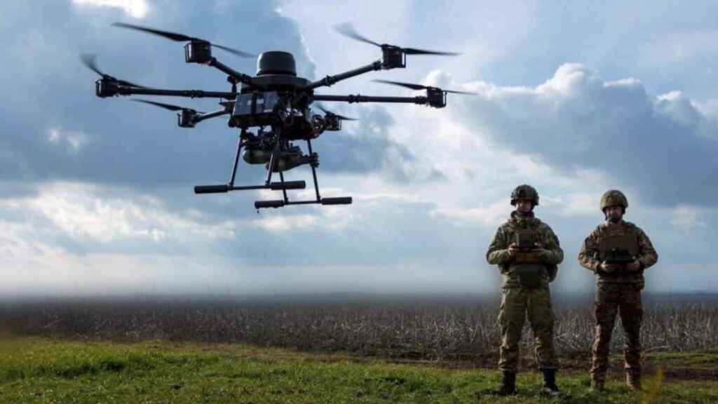 VIDEO: Velitel ruské rozvědky hrál s dronem obíhačku okolo stromu. Prohrál