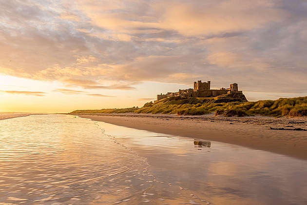 Majestátní hrad Bamburgh. Skála nad mořem učarovala Keltům i Uhtredovi