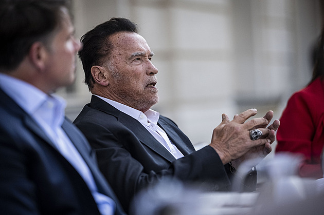 Obyčejně nikoho nepodporuji, ale teď musím, řekl Schwarzenegger k volbám