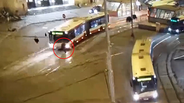 Chodce v Brně srazil noční autobus, bez rozhlížení mu vešel přímo pod kola