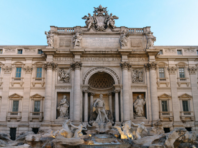 Fontána di Trevi je bez vody. Turisté hází mince do bazénku