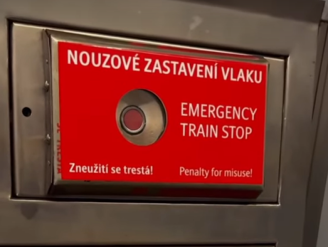 Muž spadl v metru do kolejí. Pohotový cestující mu zachránil život