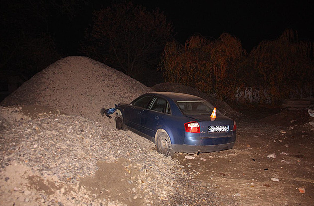 Opilý řidič srazil chodce, s autem se pak zabořil do hromady štěrku