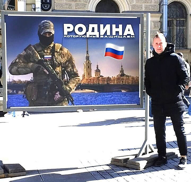 Putinův fotbalista. Čech strhává vlajky Ukrajiny a šíří propagandu. Je za hrdinu