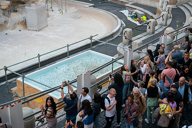 Vypustili Fontánu di Trevi, ale mincí jim je líto. Tak udělali turistům bazének