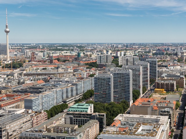 Do třech výškových budov bývalého hotelu se má nastěhovat 1200 migrantů