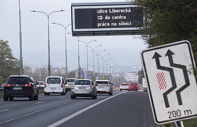 Omezení na každém příjezdu. Řidiče čekají kolony nejen na Jižní spojce