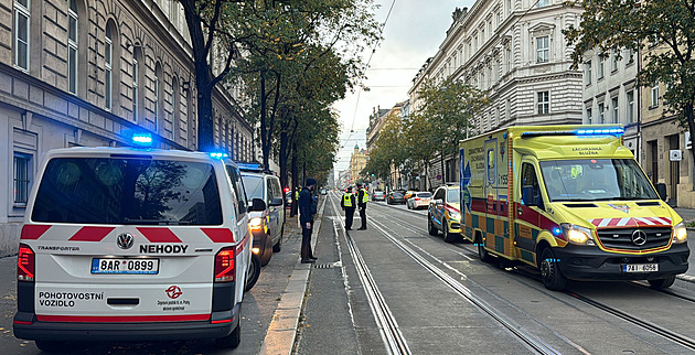 Po nehodě tramvaje v Ječné stojí doprava mezi Karlovým náměstím a I. P.  Pavlova