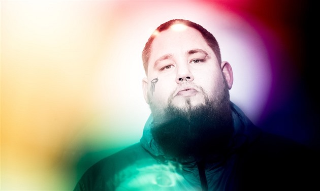 TRENDY V KLIPECH: Sofian Medjmedj útočí na city, Rag’n’Bone Man ztrácí hlavu