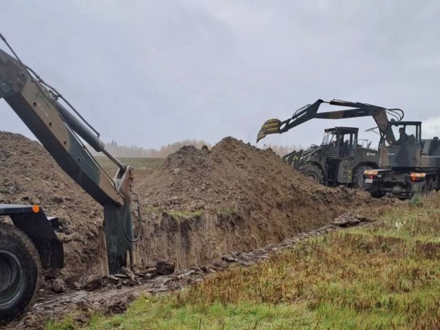 800 kilometrů zákopů, plotů a minových polí podél hranice s Ruskem a Běloruskem. Polsko staví „Východní štít“