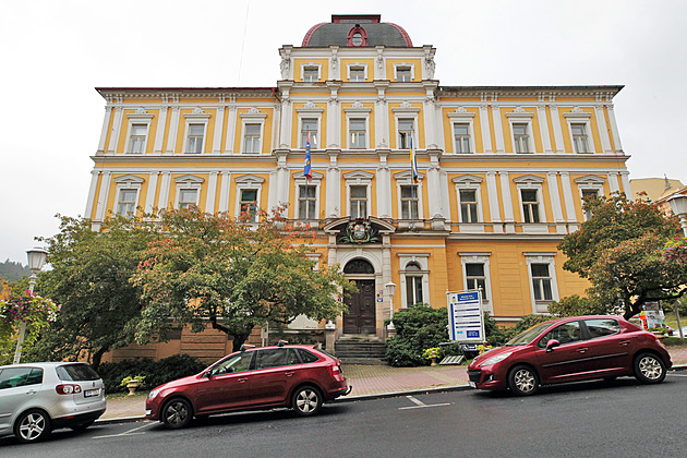 Do radnice sžírané dřevomorkou se úředníci nevrátí, bude z ní obecní dům