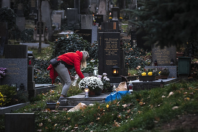 Jsou Dušičky, lidé se scházejí na bohoslužbách a vzpomínají na zemřelé blízké