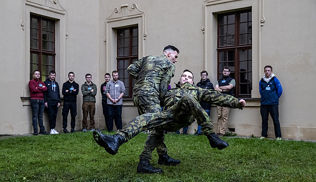 K poctě zbraň a hlídat do budky. Jaké to je být součástí Hradní stráže