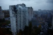 Kyjev od rána čelí dronovému útoku, úřady hlásí zraněné a požáry