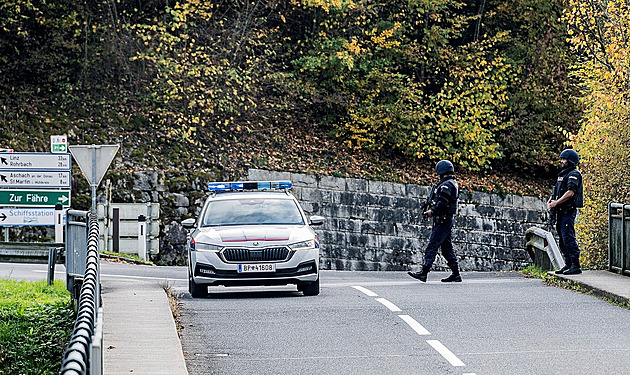 Policie v Rakousku našla auto vraždícího myslivce, muž je stále na útěku