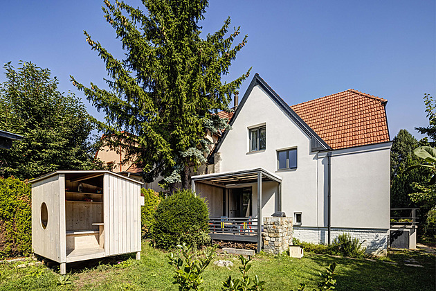 Starý dům skvěle zrekonstruoval, dětem dopřál vlastní domek na zahradě