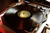 Vinylové desky vrací úder. Jejich prodej roste už 17. rok v řadě, překonává i CD