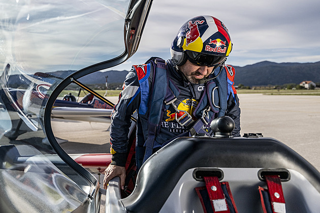 Letět jen rovně nás neuspokojuje. Pilot Čejka tak s parťáky boří hranice