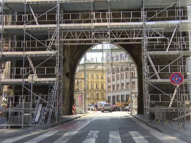 Projíždějící auto strhlo lešení na Prašné bráně