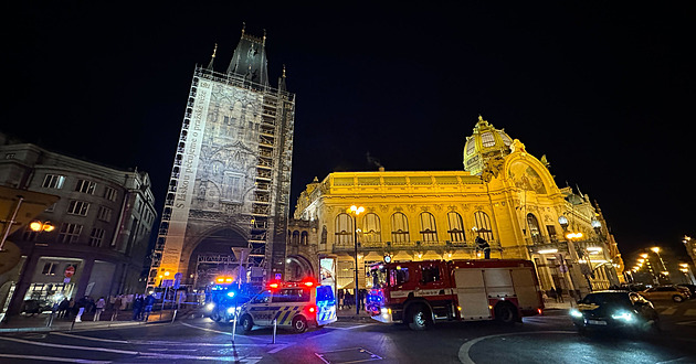 Řidič odtahovky strhl lešení na Prašné bráně, v okolí kolabovala doprava