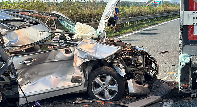 D8 na Německo uzavřelo několik dopravních nehod, policie odklání dopravu