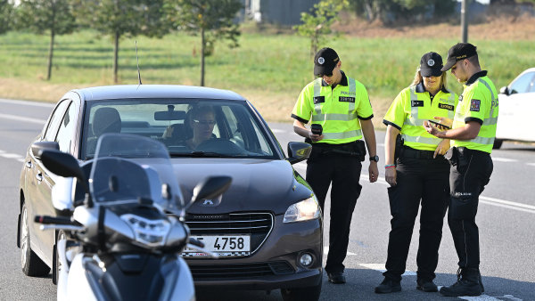 Kolik policistů se opravdu zapojilo do pokutového protestu, není jasné. Rozpočet vnitra mezitím požírají výsluhy