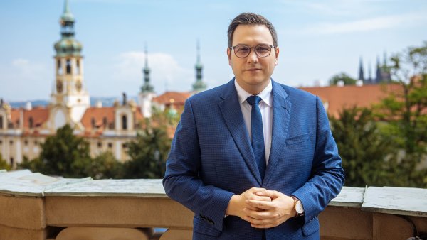 Ministerstvo zahraničí dostane peníze navíc. Zavírání ambasád se vyhneme, říká Lipavský