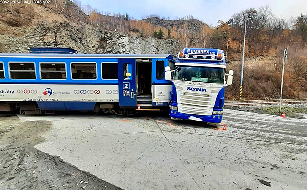 Na Novojičínsku se srazil vlak s náklaďákem, čtyři zranění. V akci i vrtulník