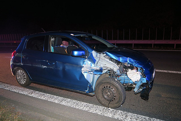 Opilá řidička na D35 poslala jiné auto do svodidel a ujela, sama pak bourala