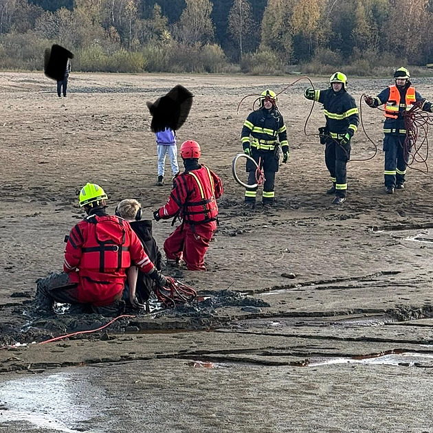 Vypuštěná přehrada Seč láká zvědavce, z bahna museli chlapce dostat hasiči