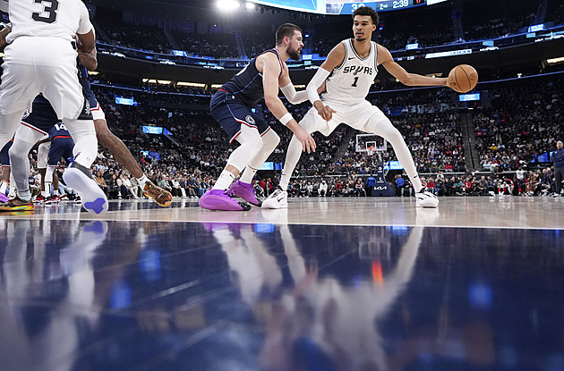 Durant zařídil obrat, Wembanyama znovu sahal po skvostné bilanci