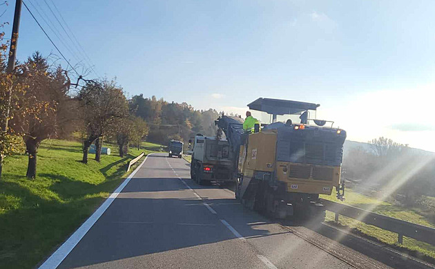 Jedna firma obnovila bílé pruhy na silnici, druhá ji záhy vyfrézovala kvůli opravě