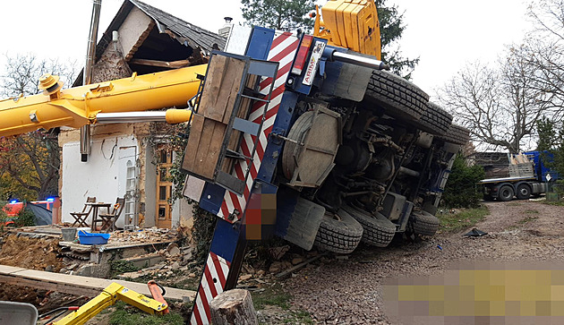 Na Berounsku se převrátil jeřáb, poškodil dva domy. Pro zraněného letěl vrtulník