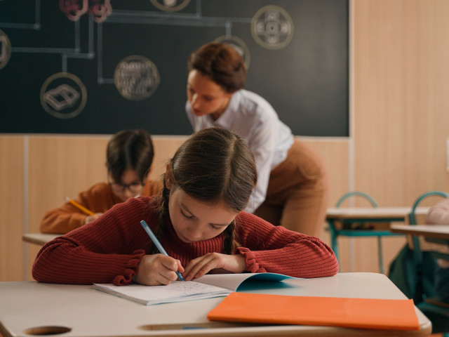 Na školní chodbě se zřítil strop, děti dostaly volno