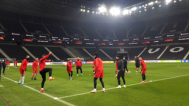 Fotbalisté Slavie trénují na stadionu ve Frankfurtu