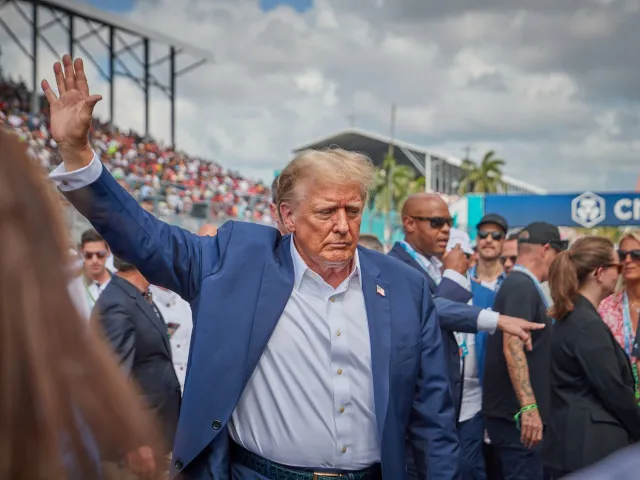 Gratulujeme k impozantnímu vítězství. Státníci včetně Fialy oceňují Trumpův návrat