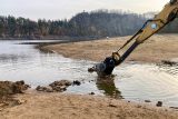 Razie proti kamínkářům na Seči. Bagr rozhrnul mohyly a zboural cestu na ostrov