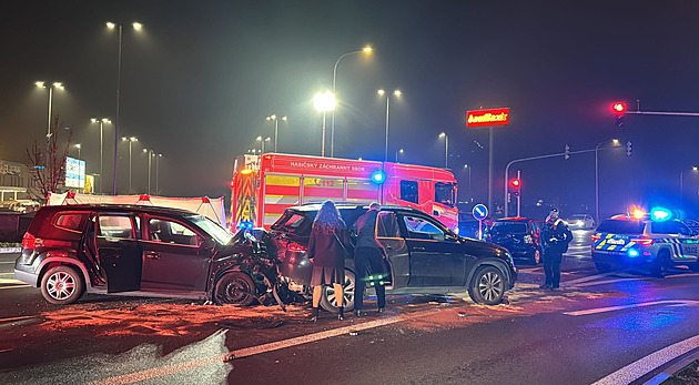 Řidič naboural do tří aut. Policisté zjišťují, zda zemřel již před nehodou