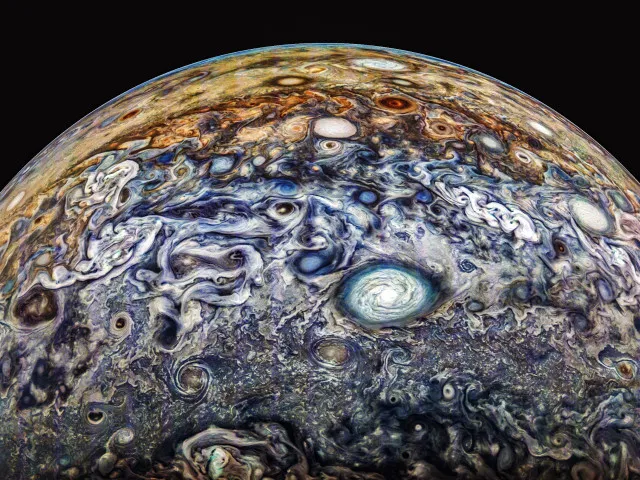 Sonda Juno pořídila dechberoucí snímky Jupiteru