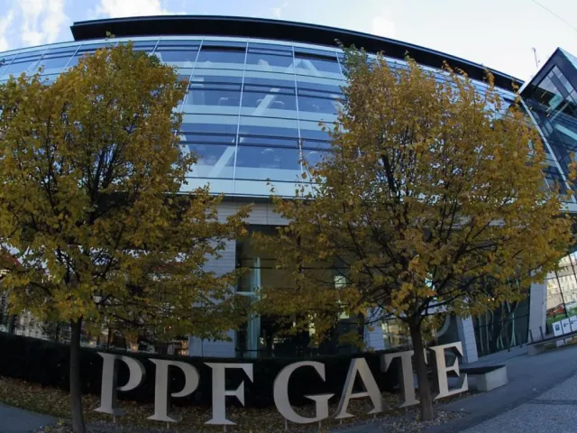 PPF bude usilovat o další akvizice, včetně telekomunikací, řekl ředitel Šmejc