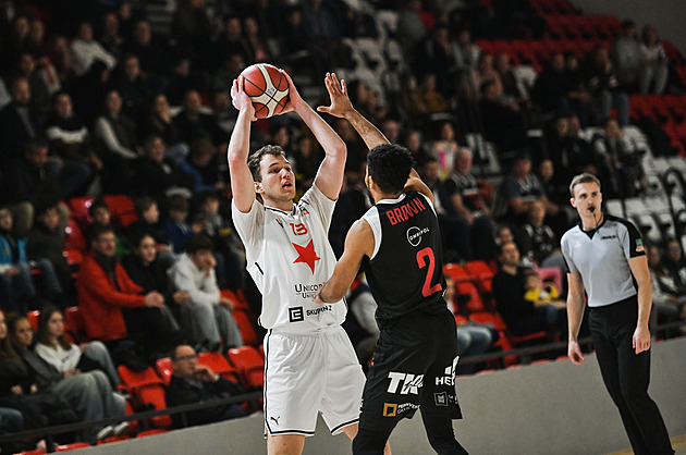 Basketbalisté Nymburka otočili duel na Slavii a udrželi vedení před Pískem