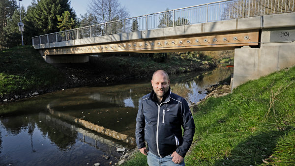 Most-unikát v Třebíči: Sám si měří teplotu i váhu vozů. K čemu je to dobré?