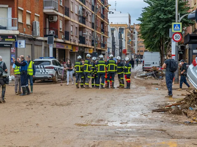 Kdo může zpackanou pomoc při povodních? Dav ve Valencii spílal šéfovi tamní vlády